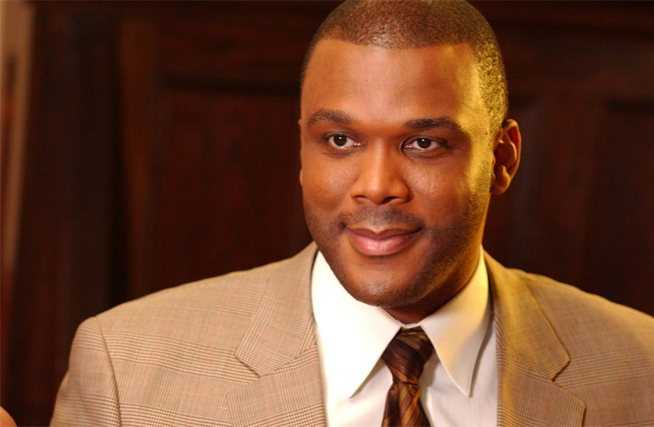 Đạo diễn kiêm diễn viên Tyler Perry bị mẹ của một người bạn thời thơ ấu nhốt trong nhà bà ta và chỉ thả ra khi đã hãm hiếp Tyler.